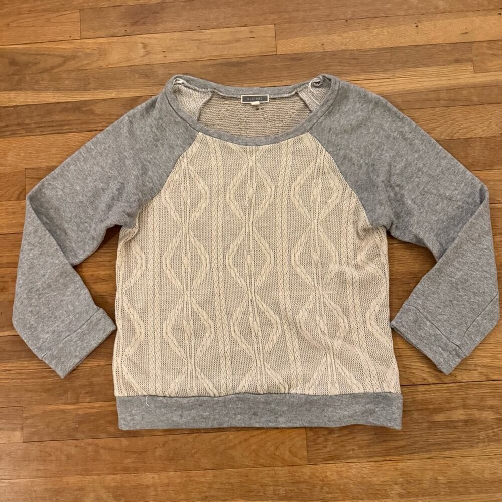 Pleione gray cream crocheted crewneck sweatshirt size medium M
b55